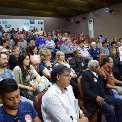 Plenário da Câmara de Vereadores com manifestação contra terceirização da saúde e a favor do restabelecimento do passe livre das Amobs