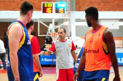  CAXIAS DO SUL, RS, BRASIL, 13/11/2017. Treino do Caxias do Sul Basquete no Ginásio do Vascão. O técnico Rodrigo Barbosa comanda a equipe. (Diogo Sallaberry/Agência RBS)