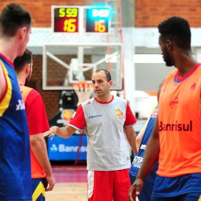  CAXIAS DO SUL, RS, BRASIL, 13/11/2017. Treino do Caxias do Sul Basquete no Ginásio do Vascão. O técnico Rodrigo Barbosa comanda a equipe. (Diogo Sallaberry/Agência RBS)