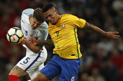  England's defender John Stones (L) vies with Brazil's striker Gabriel Jesus during the international friendly football match between England and Brazil at Wembley Stadium in London on November 14, 2017. / AFP PHOTO / Adrian DENNIS / NOT FOR MARKETING OR ADVERTISING USE / RESTRICTED TO EDITORIAL USEEditoria: SPOLocal: LondonIndexador: ADRIAN DENNISSecao: soccerFonte: AFPFotógrafo: STF