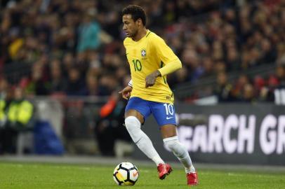  Brazil's striker Neymar controls the ball during the international friendly football match between England and Brazil at Wembley Stadium in London on November 14, 2017. / AFP PHOTO / Ian KINGTON / NOT FOR MARKETING OR ADVERTISING USE / RESTRICTED TO EDITORIAL USEEditoria: SPOLocal: LondonIndexador: IAN KINGTONSecao: soccerFonte: AFPFotógrafo: STR