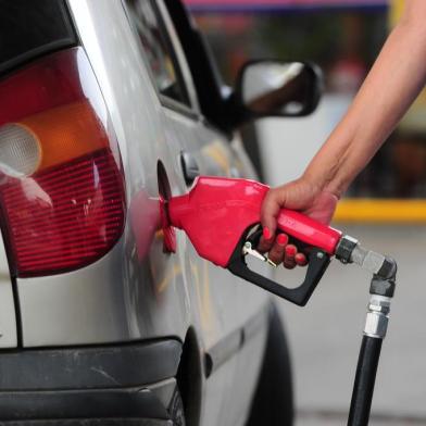  CAXIAS DO SUL, RS, BRASIL, 17/10/2017. COMBUSTÍVEIS: uma atualização sobre como anda o preço da gasolina com o impacto das atualizações diárias do preço para as distribuidoras, conforme a política da Petrobras. Na foto, posto Sander, a gasolina comum está custando R$4,099. (Porthus Junior/Agência RBS)