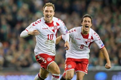 Denmarks midfielder Christian Eriksen celebrates with Denmarks midfielder Thomas Delaney (R) after scoring a goal during the FIFA World Cup 2018 qualifying football match, second leg, between Republic of Ireland and Denmark at Aviva Stadium in Dublin on November 14, 2017. / AFP PHOTO / Paul FAITH