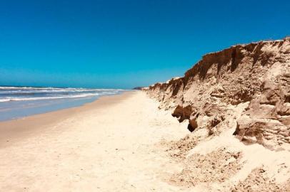 Praia Grande, em Torres. Mar recua e esculpe dunas de areia