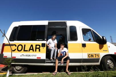  

CANOAS, RS, BRASIL - Como a greve nas escolas estaduais, que já dura mais de dois meses, afeta a vida de estudantes e dos pais. Na imagem Michele Lincke, 33 anos, motorista de van escolar que está parada por causa da greve e Arthur Lincke, 12 anos, está sem aula devido a greve na escola.
Indexador: Jefferson Botega