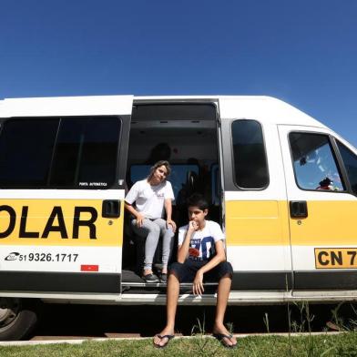  

CANOAS, RS, BRASIL - Como a greve nas escolas estaduais, que já dura mais de dois meses, afeta a vida de estudantes e dos pais. Na imagem Michele Lincke, 33 anos, motorista de van escolar que está parada por causa da greve e Arthur Lincke, 12 anos, está sem aula devido a greve na escola.
Indexador: Jefferson Botega