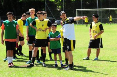  CAXIAS DO SUL, RS, BRASIL, 13/11/2017. Alexandre Grams é professor da escolinha do clube de futebol amador Vila Cristina de Caxias do Sul. Projeto gratuito que atende crianças de toda a região. (Porthus Junior/Agência RBS)