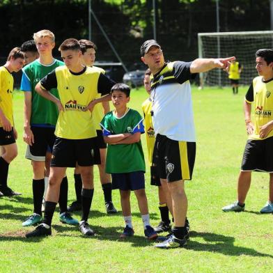  CAXIAS DO SUL, RS, BRASIL, 13/11/2017. Alexandre Grams é professor da escolinha do clube de futebol amador Vila Cristina de Caxias do Sul. Projeto gratuito que atende crianças de toda a região. (Porthus Junior/Agência RBS)