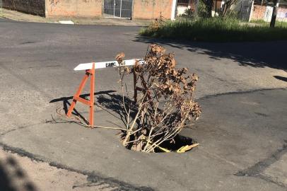 Um buraco no cruzamento da Avenida Assis Chateaubriand com a Rua José Maurício, no bairro São Sebastião, na zona norte de Porto Alegre, está atrapalhando os motoristas que transitam pela região. Segundo um morador, o problema dura três meses.