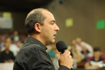 CAXIAS DO SUL, RS, BRASIL, 05/09/2017. Votação sobre admissibilidade do pedido de impeachment do prefeito Daniel Guerra (PRB) na Câmara de Vereadores de Caxias do Sul, acabou com a rejeição por unanimidade. Na foto, Rodrigo Beltrão (PT). (Diogo Sallaberry/Agência RBS)