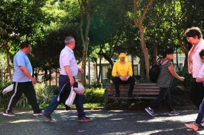  CAXIAS DO SUL, RS, BRASIL, 13/11/2017. Escritor Pedro Guerra lança mais um livro, Cabra-Cega, com o tema de um assassinato na Praça Dante Alighieri, em Caxias. (Diogo Sallaberry/Agência RBS)