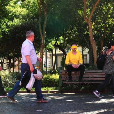  CAXIAS DO SUL, RS, BRASIL, 13/11/2017. Escritor Pedro Guerra lança mais um livro, Cabra-Cega, com o tema de um assassinato na Praça Dante Alighieri, em Caxias. (Diogo Sallaberry/Agência RBS)