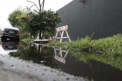  

PORTO ALEGRE, RS, BRASIL - Ruas de Porto Alegre e problemas que se estendem a bastante tempo. Na imagem Esgoto aberto na Rua Buarque de Macedo, altura do número 379.
Indexador: Jefferson Botega