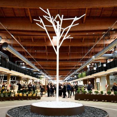 Visitors walk during a press tour at FICO Eataly World agri-food park in Bologna on November 9, 2017. 
FICO Eataly World, said to be the worlds biggest agri-food park, will open to the public on November 15, 2017. The free entry park, widely described as the Disney World of Italian food, is ten hectares big and will enshrine all the Italian food biodiversity.  / AFP PHOTO / Vincenzo PINTO