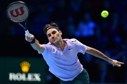 Switzerlands Roger Federer returns to Croatias Marin Cilic during their mens singles round-robin match on day five of the ATP World Tour Finals tennis tournament at the O2 Arena in London on November 16, 2017. / AFP PHOTO / Glyn KIRK