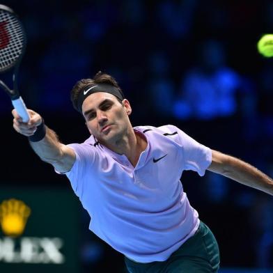 Switzerlands Roger Federer returns to Croatias Marin Cilic during their mens singles round-robin match on day five of the ATP World Tour Finals tennis tournament at the O2 Arena in London on November 16, 2017. / AFP PHOTO / Glyn KIRK