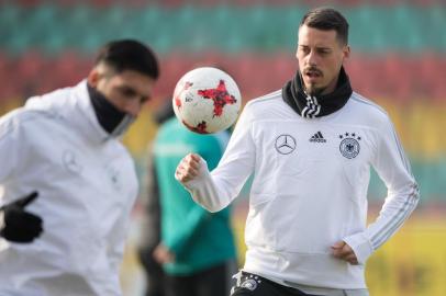 German national football teams forward Sandro Wagner takes part in a training session on November 8, 2017 at the Friedrich-Ludwig-Jahn sports stadium in Berlin. / AFP PHOTO / dpa / Soeren Stache / Germany OUT