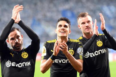 (L-R) Dortmunds German midfielder Gonzalo Castro, Dortmunds Spanish defender Marc Bartra and Dortmunds Ukrainian forward Andrey Yarmolenko  applaud after the German Cup DFB Pokal football match between 1 FC Magdeburg and BVB Borussia Dortmund in Magdeburg, eastern Germany, on October 24, 2017.  / AFP PHOTO / DPA / Hendrik Schmidt /  - Germany OUT / RESTRICTIONS: ACCORDING TO DFB RULES IMAGE SEQUENCES TO SIMULATE VIDEO IS NOT ALLOWED DURING MATCH TIME. MOBILE (MMS) USE IS NOT ALLOWED DURING AND FOR FURTHER TWO HOURS AFTER THE MATCH. == RESTRICTED TO EDITORIAL USE == FOR MORE INFORMATION CONTACT DFB DIRECTLY AT +49 69 67880

 / 