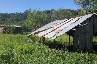 Cacique Valdonês Joaquim (PSD)e pai Valdir Joaquim, presos por colaborar no ataque a dois bancos em Miraguaí, teriam fornecido alojamento aos criminosos, que ficaram acampados em um terreno dentro da reserva.