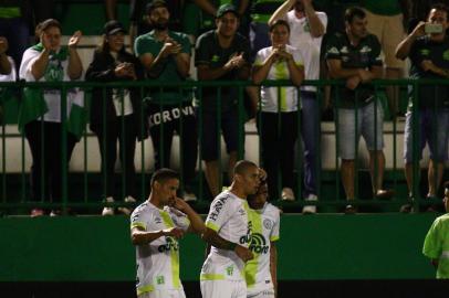 CHAPECOENSE X  VITÓRIA

SC - BRASILEIRÃO/CHAPECOENSE X  VITÓRIA - ESPORTES - Arthur Caike (E), da Chapecoense, comemora após marcar gol em partida contra o Vitória,   válida pela 35ª rodada do Campeonato Brasileiro 2017, na Arena Condá, em Chapecó, nesta   quinta-feira (16).    16/11/2017 - Foto: MáRCIO CUNHA/ESTADÃO CONTEÚDO

Editoria: ESPORTES
Local: CHAPECO
Indexador: MáRCIO CUNHA
Fotógrafo: ESTADÃO CONTEÚDO