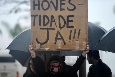  

Protesto anticorrupção ocorre na Avenida Beira-Mar Norte, em Florianópolis, no Dia da Indepedência.

Indexador:                                 