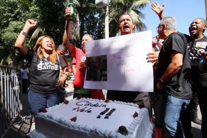 PRISÃO DE CABRAL COMPLETA UM ANO E MANIFESTANTES FAZEM FESTA NA PORTA DE PRESÍDIO EM BENFICA, NO RIO.

RJ - PROTESTO-CELEBRAÇÃO-PRISÃO-SÉRGIO-CABRAL - GERAL - Bombeiros e sindicalistas realizam protesto em frente à Cadeia Pública José Frederico Marques, em Benfica, na Zona Norte do Rio de Janeiro (RJ), celebrando um ano da prisão do ex-governador Sérgio Cabral, nesta sexta-feira (17). Os manifestantes também protestam pela permanência na prisão dos deputados estaduais Jorge Picciani, Paulo Melo e Edson Albertassi, presos na última quinta-feira (16) após decisão do Tribunal Regional Federal da 2ª Região (TRF-2). 17/11/2017 - Foto: JOSE LUCENA/FUTURA PRESS/FUTURA PRESS/ESTADÃO CONTEÚDO

Editoria: GERAL
Local: RIO DE JANEIRO
Indexador: JOSE LUCENA
Fotógrafo: FUTURA PRESS