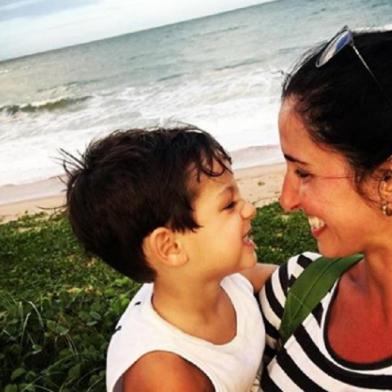 Apresentadora Alice Bastos Neves e o filho, Martin, dois anos e nove meses.