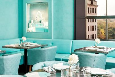 A Tiffany & Co transformou o que era ficção em realidade. A marca inaugurou em Nova York, neste mês, o seu Blue Box Cafe, sendo agora possível tomar um café da manhã na famosa joalheria americana. O café é um sonho se transformando em realidade para Holly Golightly, personagem criada pelo escritor Truman Capote e que foi imortalizada pela atriz Audrey Hepburn no filme Bonequinha de Luxo (Breakfast at Tiffanys, em inglês), de 1961.
