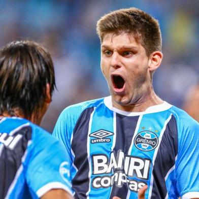 RS - FUTEBOL/CAMPEONATO BRASILEIRO 2017/GREMIO X SAO PAULO - ESPORTES - Lance da partida entre Gremio e Sao Paulo disputada na noite desta quarta-feira, na Arena, valida pelo Campeonato Brasileiro 2017. FOTO: LUCAS UEBEL/GREMIO FBPA