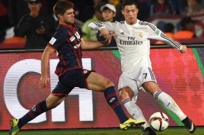  

Real Madrids Portuguese forward Cristiano Ronaldo (R) dribbles past San Lorenzos defender Walter Kannemann during their FIFA Club World Cup final football match against San Lorenzo at the Marrakesh stadium in the Moroccan city of Marrakesh on December 20, 2014. AFP PHOTO / FADEL SENNA / AFP PHOTO / FADEL SENNA

Editoria: SPO
Local: Marrakesh
Indexador: FADEL SENNA
Secao: soccer
Fonte: AFP
Fotógrafo: STR