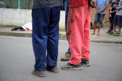  CAXIAS DO SUL, RS, BRASIL 17/11/2017Homicídio no bairro Reolon, homem é morto com aproximadamente 10 tiros em uma das ruas do bairro. (Felipe Nyland/Agência RBS)