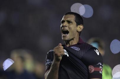  Argentinas Lanus forward Jose Sand celebrates after defeating Argentinas River Plate 4-2 during their Copa Libertadores semifinal second leg football match and qualifying to the final, in Lanus, on the outskirts of Buenos Aires, on October 31, 2017. / AFP PHOTO / Juan MABROMATAEditoria: SPOLocal: LanusIndexador: JUAN MABROMATASecao: soccerFonte: AFPFotógrafo: STF