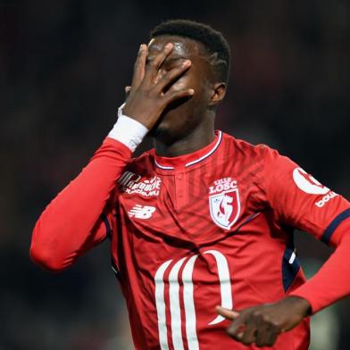 Lilles French-Ivorian forward Nicolas Pepe celebrates after scoring a goal during the French L1 football match between Lille (LOSC) and Saint Etienne (ASSE) at the Pierre-Mauroy stadium in Villeneuve dAscq, northern France, on November 17, 2017.   / AFP PHOTO / DENIS CHARLET