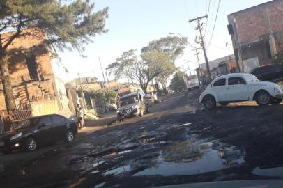 Segundo moradores do bairro Lomba do Pinheiro, a Estrada Afonso Lourenço Mariante, em Porto Alegre, está intransitável devido a grande quantidade de buracos. A usuária do aplicativo Pelas Ruas Kátia Radieske relatou que os motoristas estão tendo que passar pela calçada por causa das más condições da via.