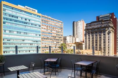  PORTO ALEGRE, RS, BRASIL, 01/11/2017. Para a matéria de Ambiente Profissional, Cada e Cia fala da Sorveteria La Basque Rooftop, localizada na Av. Borges de Medeiros 262, prédio da Lebes 7 andar. (OMAR FREITAS/AGÊNCIA RBS)Indexador: Omar Freitas