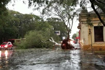 Chuva causa estragos em Santo Ângelo.