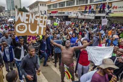  

People carry placards and react during a demonstration demanding the resignation of Zimbabwes president on November 18, 2017 in Harare.
Zimbabwe was set for more political turmoil November 18 with protests planned as veterans of the independence war, activists and ruling party leaders called publicly for President Robert Mugabe to be forced from office. / AFP PHOTO / Jekesai NJIKIZANA

Editoria: POL
Local: Harare
Indexador: JEKESAI NJIKIZANA
Secao: demonstration
Fonte: AFP
Fotógrafo: STR