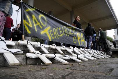  CAXIAS DO SUL, RS, BRASIL, 17/11/2017 -  Servidores municipais protestaram junto à prefeitura de Caxias do Sul durante reunião do Sindiserv com o prefeito Daniel Guerra sobre a terceirização do Postão.(Marcelo Casagrande/Agência RBS)