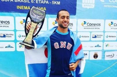 O gaúcho Fernando Ponte conquistou no sábado (18), o título do Campeonato Brasileiro de maratonas aquáticas. A prova final foi realizada na Base Naval de Aratu, na praia de Inema, na Bahia, e o nadador do Grêmio Náutico União terminou os 5 km em terceiro lugar, com 57min12seg, o que lhe garantiu a inédita conquista.