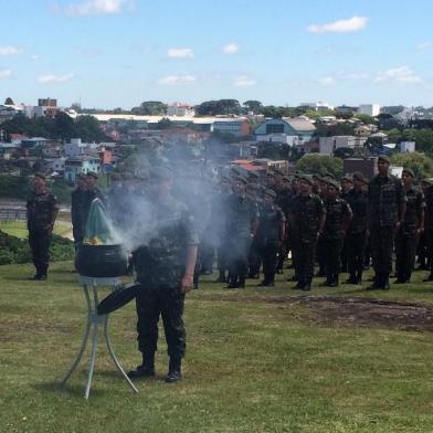 Cerimônia de incineração das bandeiras, realizada pelo 3º Grupo de Artilharia Antiaérea (3º GAAAe), em Caxias do Sul. Realizada no dia da bandeira.