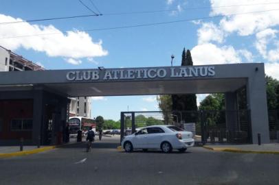  

O técnico do Lanús, Jorge Almirón, comandou na manhã deste domingo (19) um treino tático, simulando as principais jogadas do Grêmio. Foi o último trabalho antes da viagem a Porto Alegre, para o jogo de ida da final da Libertadores, na quarta-feira (22).