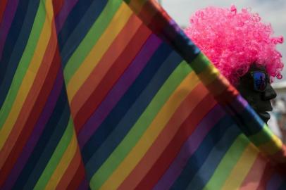  A man poses for the picture during the Gay Pride Parade at Copacabana beach in Rio de Janeiro, Brazil, on November 19, 2017.  / AFP PHOTO / LEO CORREAEditoria: SOILocal: Rio de JaneiroIndexador: LEO CORREASecao: gays and lesbiansFonte: AFPFotógrafo: STR