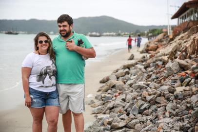  

FLORIANOPOLIS, SC, BRASIL, 19/11/2017 - Banhistas X entulhos - obras de contencao da mare, nas praias no norte da ilha, deixam entulhos na praia e banhistas transitam entre a agua e pedacos de concreto (PRAIA DE CANASVIEIRAS)
Foto: Beatriz Barcelos e Lucas Gonçalves
Local: FlorianÃ³polis
Indexador: Betina Humeres
Fonte: DiÃ¡rio Catarinense