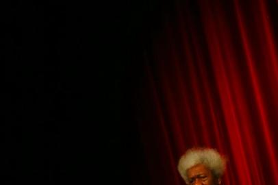  

PORTO ALEGRE - BRASIL - Nigeriano Wole Soyinka, vencedor do Prêmio Nobel de literatura pela obra ¿O leão e a Joia¿ faz palestra no Teatro São Pedro em Porto Alegre.( FOTO: LAURO ALVES)