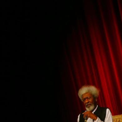  

PORTO ALEGRE - BRASIL - Nigeriano Wole Soyinka, vencedor do Prêmio Nobel de literatura pela obra ¿O leão e a Joia¿ faz palestra no Teatro São Pedro em Porto Alegre.( FOTO: LAURO ALVES)