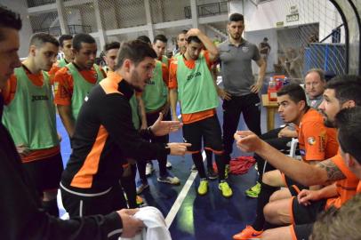 ACBF decidirá futuro na Liga Gaúcha contra a Assoeva. Na foto o auxiliar técnico Edgar Baldasso (C), que comandou os últimos trabalho da equipe serrana antes do confronto.