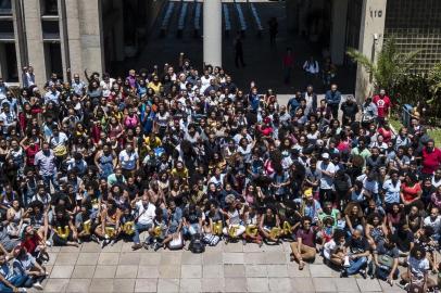  

PORTO ALEGRE, RS, BRASIL - No dia da consciência negra, comemorado hoje, negros da UFRGS se reúnem para fazer uma fotografia coletiva.