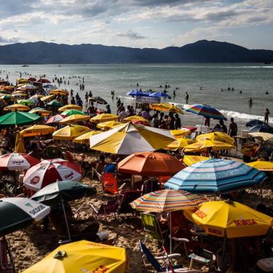  

FLORIANÓPOLIS, SC, BRASIL, 26-01-2016: Praia de Jurerê Internacional lotada neste domingo de carnaval em Florianópolis.