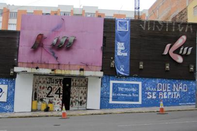 Artista visual grafitou a frente do prédio com a identidade visual da campanha de arrecadação para o Memorial às Vítimas