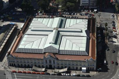  

PORTO ALEGRE, RS, BRASIL - 04/02/2017 : Sobrevoo de helicóptero mostra o prédio do Mercado Público de Porto Alegre. (CARLOS MACEDO/AGÊNCIA RBS)